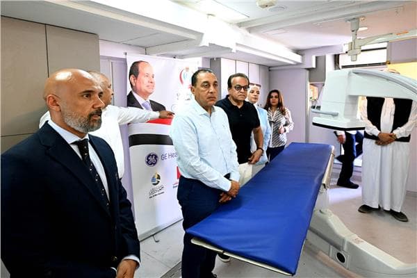 رئيس الوزراء يزور وحدة قسطرة متنقلة في رأس الحكمة