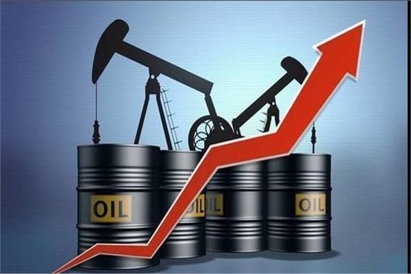 Oil rises over 4% on Strait delay
