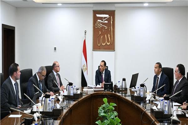 PM assesses plans to improve Egyptian Exchange
