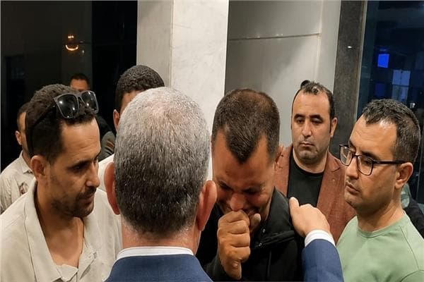 والد يبكي على ضحية حادث الدواويس ومحافظ الإسماعيلية يعزيه