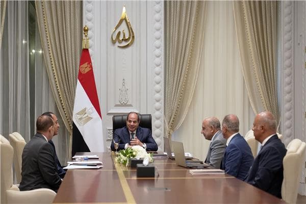 رئاسة تحدد تطوير صناعة الرمال السوداء