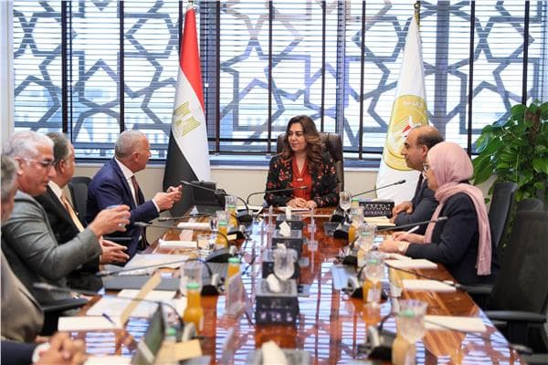 الدكتورة منال عوض تطلع على تكنولوجيات حديثة لإدارة المخلفات