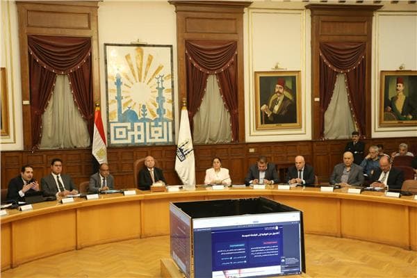محافظ القاهرة يناقش تفعيل تراخيص المحال