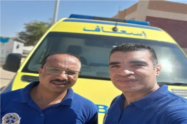 رجال الإسعاف ينقذون طفلين من الغرق