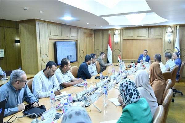 محافظ قنا يدرس ترفيق المنطقة الحرفية بنقادة لدعم الصناعات