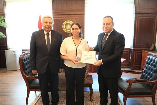 وزير التعليم يكرم هيا عمرو لمساهمتها في إسعاف مصابي أرابيلا