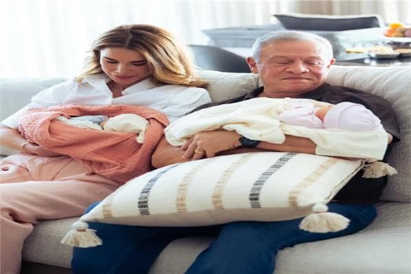 الملك والملكة يظهران مع توأمهم تاليا ورانيا