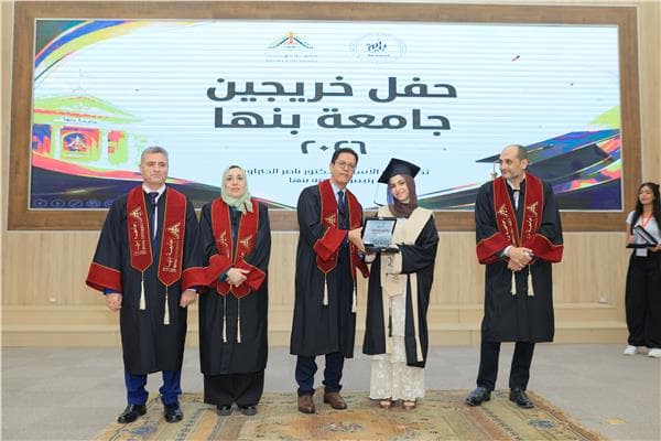 رئيس جامعة بنها يشارك في حفل تخرج طلاب الآداب