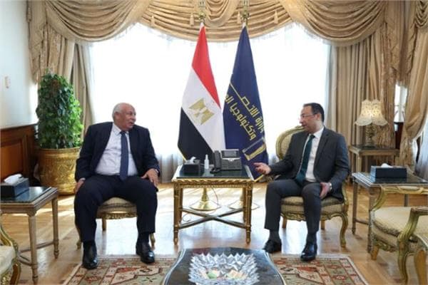 هندي والزملوط يناقشان مشاريع الاتصالات بمطروح