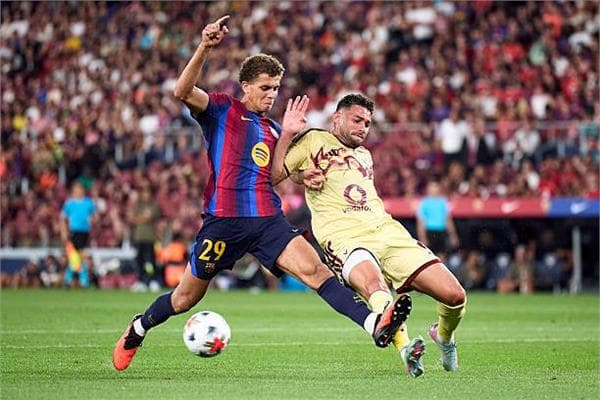 الأهلي يتلقى خسارة أمام برشلونة قبل الموسم