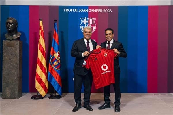 طارق قنديل يهدي قميص الأهلي لقيادات برشلونة