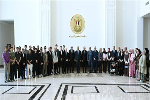 PM Urges Top Graduates to Attend University
