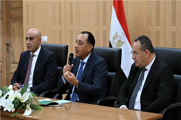 مدبولي يطالب بتوفير أجهزة برايل للطلاب