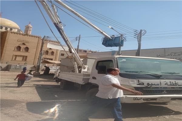 حملات نظافة وصيانة إنارة في صدفا بأسيوط