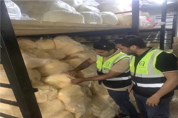 ضبط 10 أطنان منتجات غذائية غير مرخصة في الغربية