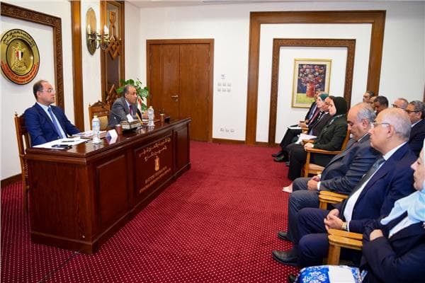 وزير الخارجية يلتقي بوزير المالية والسفراء