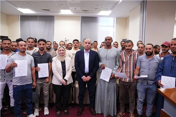 Jordan Labor Minister awards contracts to successful youth
