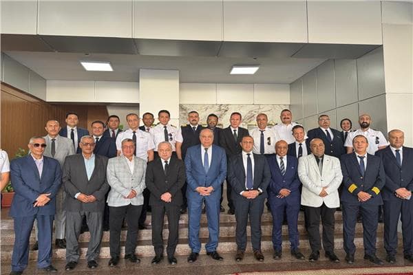 Aviation Minister reviews Cairo Tower radar system
