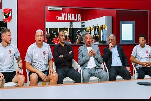 جلسة الخطيب ومنصور وعبدالحفيظ مع لاعبي الأهلي