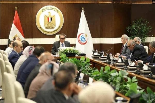 وزير الصحة يطالب بتسهيل تقديم الرعاية الطبية