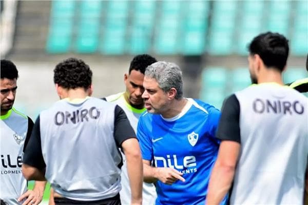 معتمد جمال يشجع لاعبي الزمالك قبل السويس