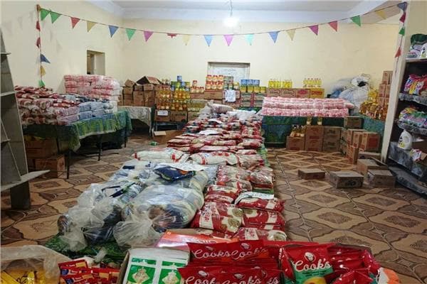 محافظ أسوان يتابع معرض أهلاً مدارس بخصم 30%