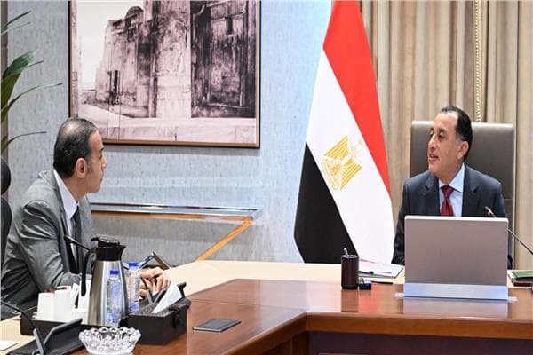 رئيس الوزراء يناقش تطورات القطاع المالي غير المصرفي