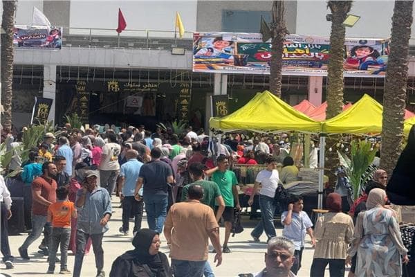 Crowd at Cairo Bazaar trial