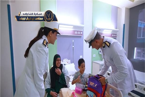 الداخلية توزع حقائب مدرسية على الأطفال
