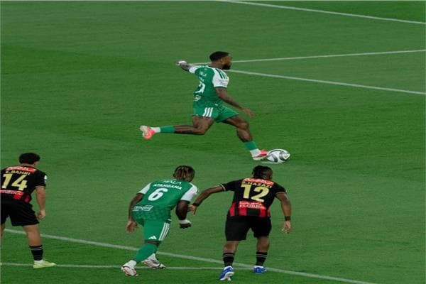 أهلي جدة يتفوق على الرياض في الشوط الأول