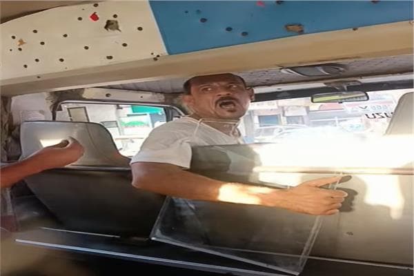 سائق يعتدي على الركاب ببولاق الدكرور بسبب الأجرة