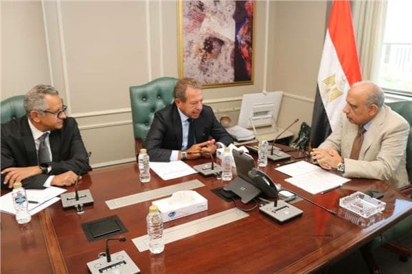 Electricity Minister reviews wind projects at Ras Shuqeir