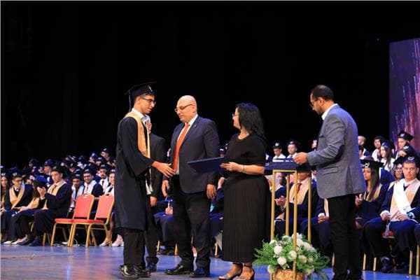 رئيس الطائفة الإنجيلية يحضر حفل تخرج مدرسة رمسيس