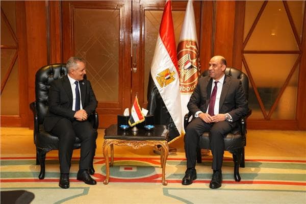 وزير العمل يجتمع بنظيره اليمني لتعزيز التعاون