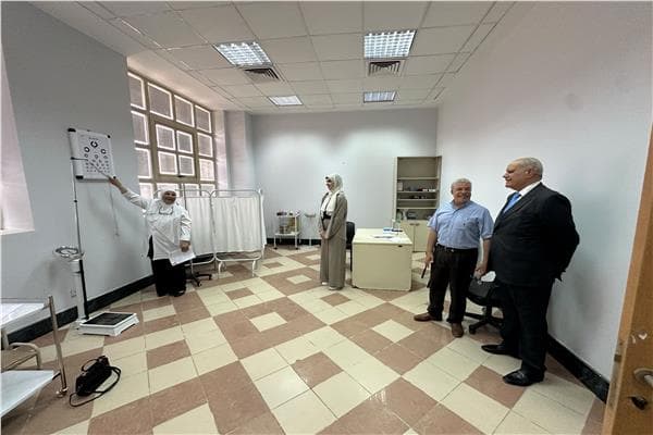 رئيس جامعة مصر الجديدة يراجع الكشف الطبي للطلاب