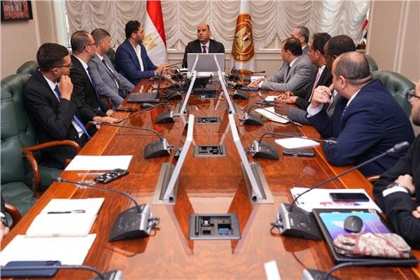 Labor Minister meets volunteer students