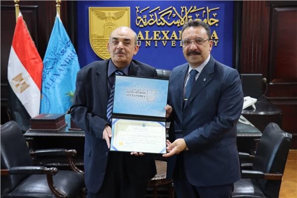جامعة الإسكندرية تكرم أول كفيف مصري في الذكاء الاصطناعي