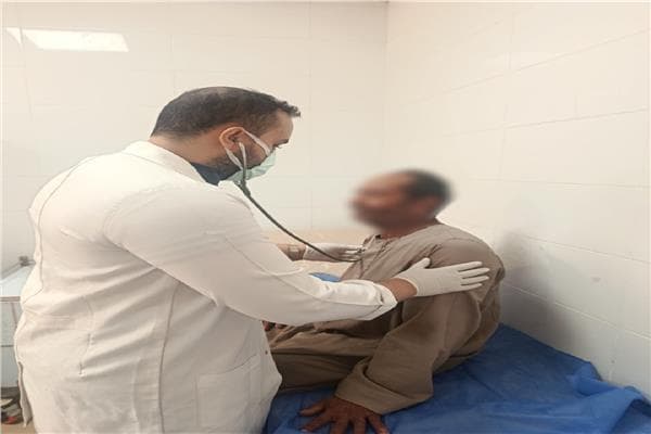 الكشف على 745 مواطناً في قافلة العليقات بقنا