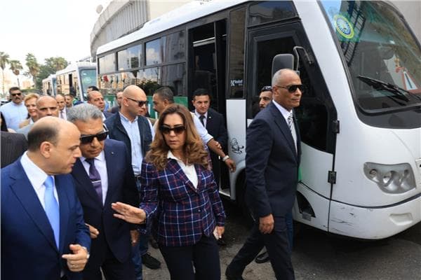 وزيرة التنمية ومحافظ الدقهلية يتفقدان معدات النظافة وال VIP