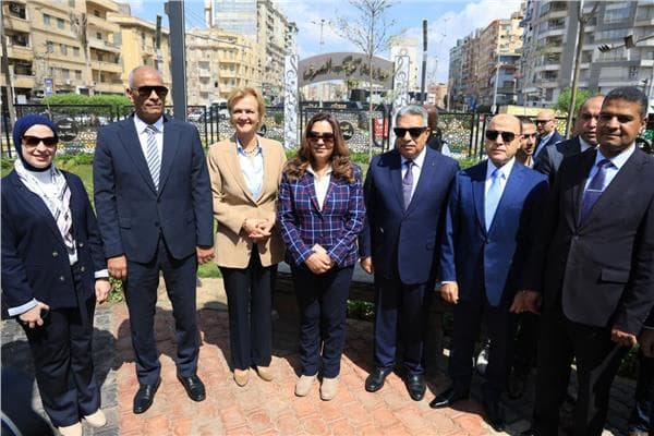 وزيرة التنمية والمحافظ يفتتحان حديقة وكورنيش الدقهلية