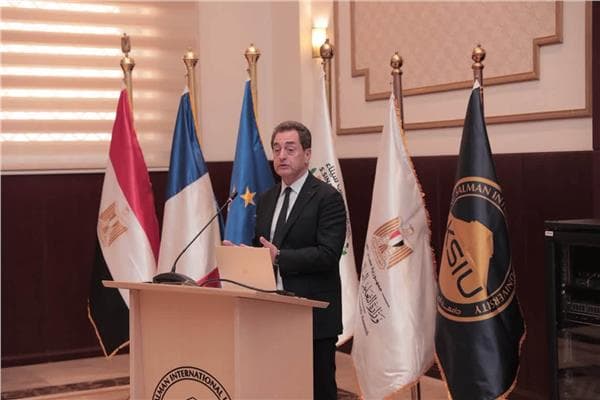السفير الفرنسي يطلق برامج كلية فاتيل بشرم الشيخ