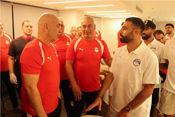 لاعبو مصر يهنؤون حسام وإبراهيم حسن بعد التمديد