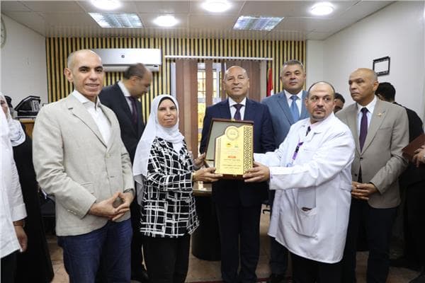 محافظ القاهرة يكرم أوائل خريجات التمريض