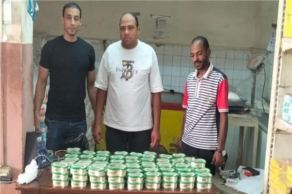 حلاوة منتهية وسجائر مهربة في غرب الإسكندرية