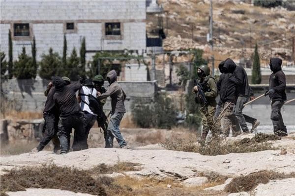 اعتقال 16 فلسطينيًا بينهم أسرى محررون