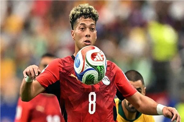 إمام عاشور يغير 3 أحذية بسبب الحرارة
