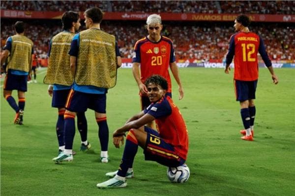 مدرب إسبانيا يرشح لاعبيه للفوز بالبالون دور