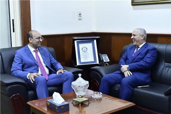 رئيس التأمين الصحي ووطنية الصحافة يعاقدان لدعم الخدمات الصحية