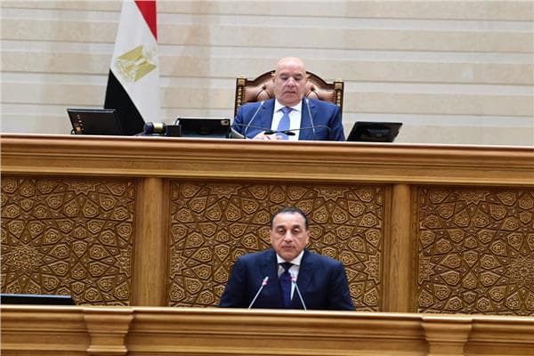 Badawi emphasizes economic focus and oversight for second session
