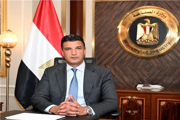 الصناعة تنوه للمصانع المتعثرة بتقديم خدمات إعادة الهيكلة